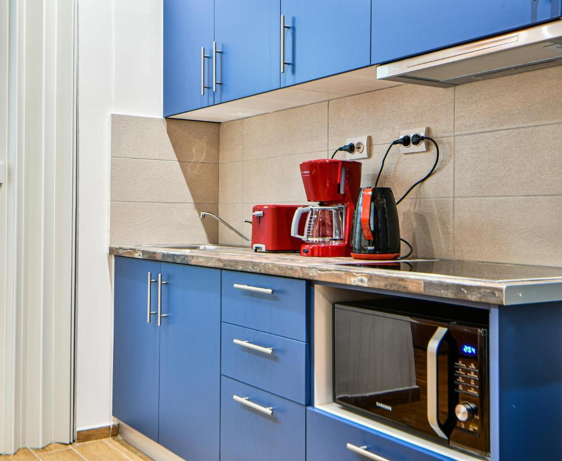 Cozy Blue Apartment By Zain Атина Екстериор снимка